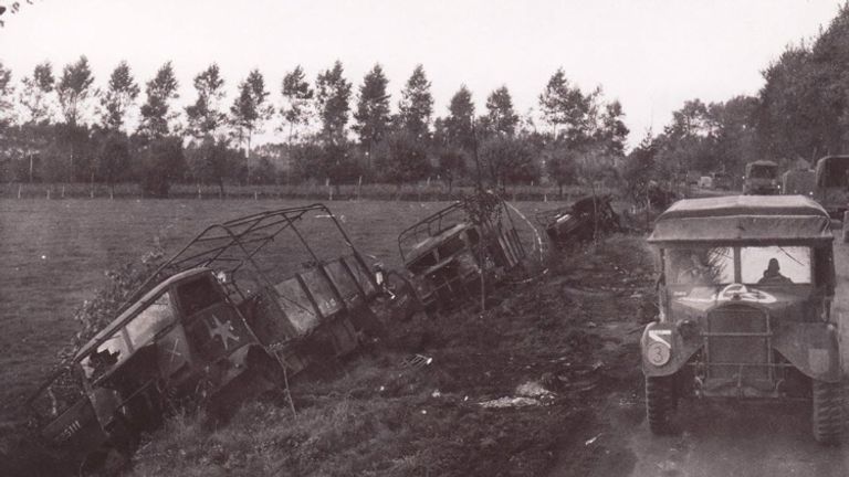 Getroffen Britse trucks in de berm bij Veghel (foto: archief)