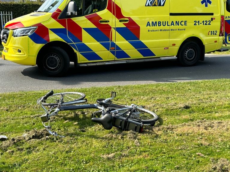 Fietser geschept door auto in Uden