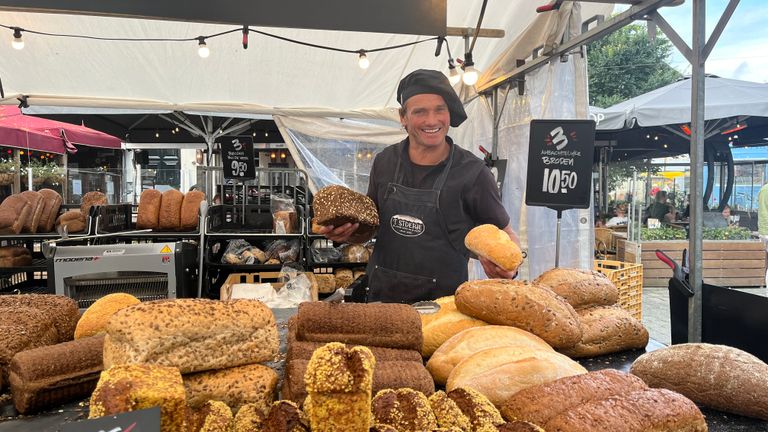 Willem staat al 30 jaar op de Bossche warenmarkt, maar maakt zich zorgen over de toekomst (foto: Megan Hanegraaf).