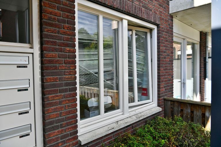 De politie ging door het raam het pand in (foto: Rico Vogels/SQ Vision).