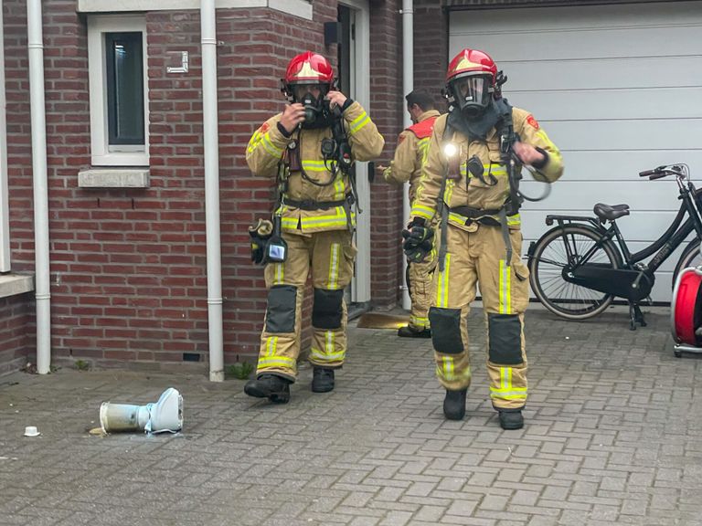 De brandweer in actie, de blende ligt op de grond (foto: Harrie Grijseels/SQ Vision).