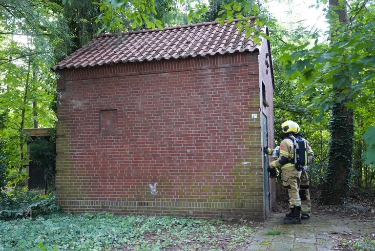 Controle van een energiehuisje aan de Eikenlaan in Vught (foto: Bart Meesters/SQ Vision).