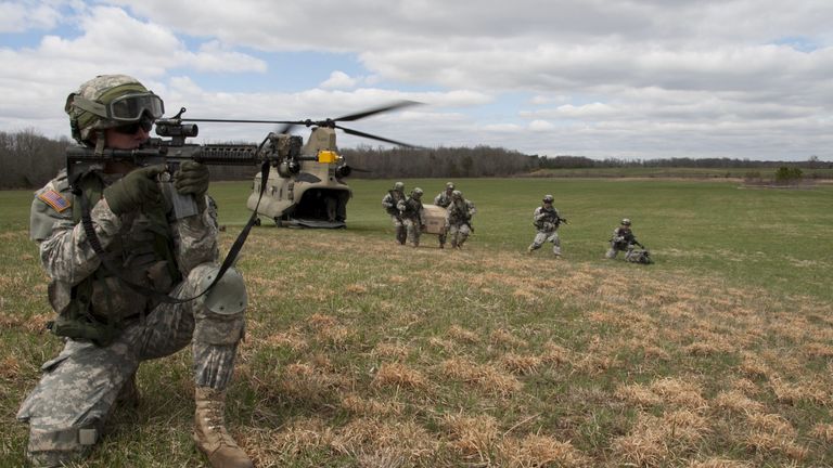 Amerikaanse Airbornes na een landing (foto: 101 Airborne Div)