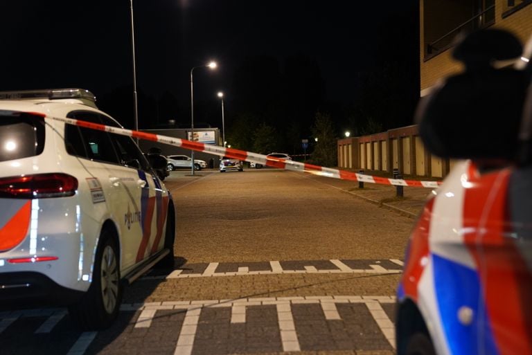 De weg is deels afgezet door de politie (foto: Bart Meesters/SQ Vision).