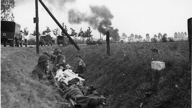 Deutscher Gegenangriff bei Son, die Alliierten gehen in Deckung (Foto: Archiv)