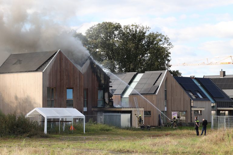 Nieuwbouwhuis in brand (foto: Marco van den Broek/SQ Vision).