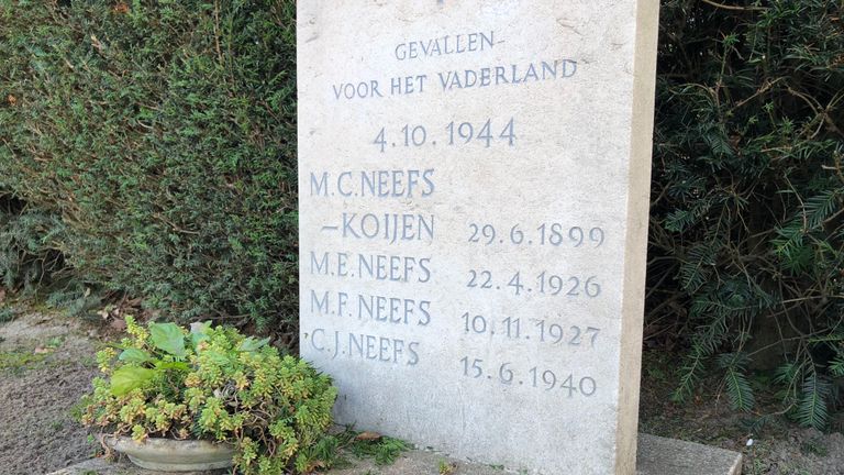 gezamenlijk graf voor moeder Neefs en drie van haar kinderen in Rijsbergen bij de kerk (foto: Willem-Jan Joachems)