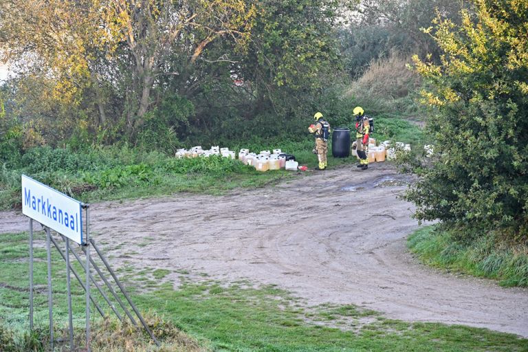 Er zijn zeker 40 vaten en jerrycans gevonden (foto: Tom van der Put/SQ Vision).