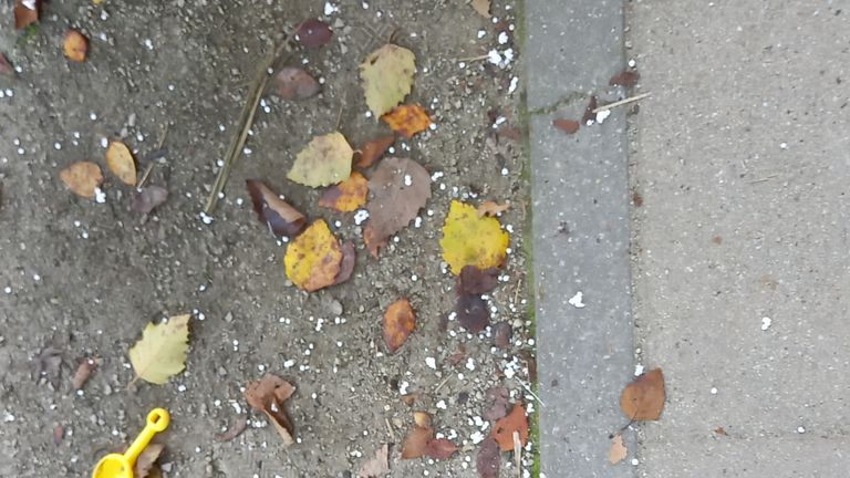 Styroporkorreltjes vallen op de grond (foto: Frank van der Meijden)