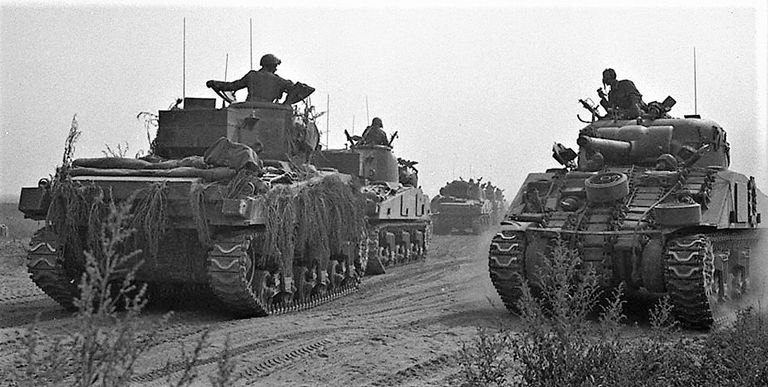 Canadese tanks van de Fort Garry Horse in actie in noordwest-Europa 1944 (foto: archief)