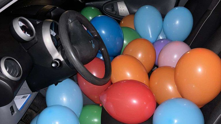Voor de auto van de jarige werd ingepakt, werd deze volgestopt met ballonnen (privéfoto).