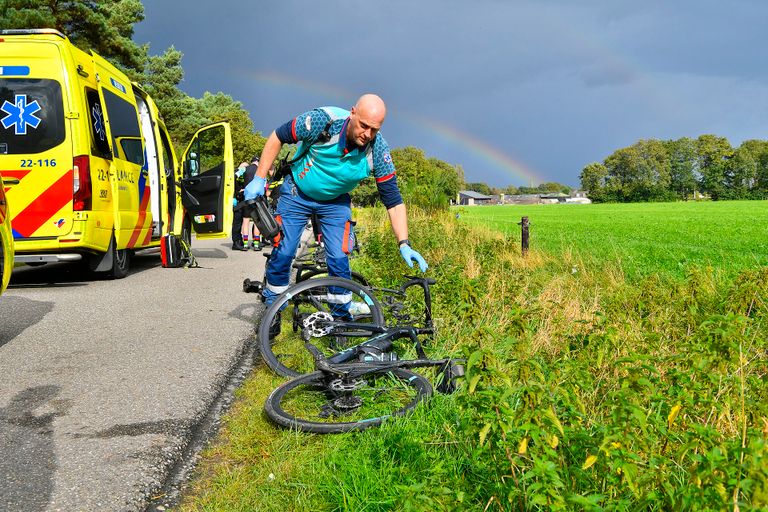 Een wielrenfiets kwam na het ongeluk in de berm te liggen (foto: Rico Vogels/SQ Vision).