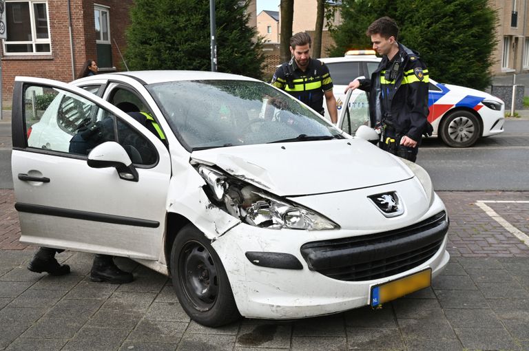 De auto raakte beschadigd (foto: Perry Roovers/SQ Vision).