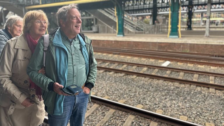 Treinfanaat Jac wacht in spanning af op de aankomst van de stoomtrein (foto: Floortje Steigenga)