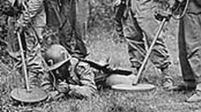Amerikaanse soldaten zoeken mijnen (foto: archief)