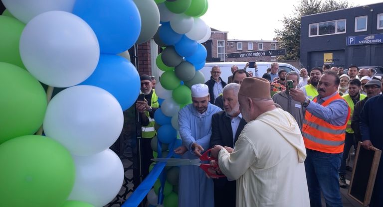 Na 14 jaar wachten is deze nieuwe moskee in Eindhoven geopend (foto: Megan Hanegraaf).