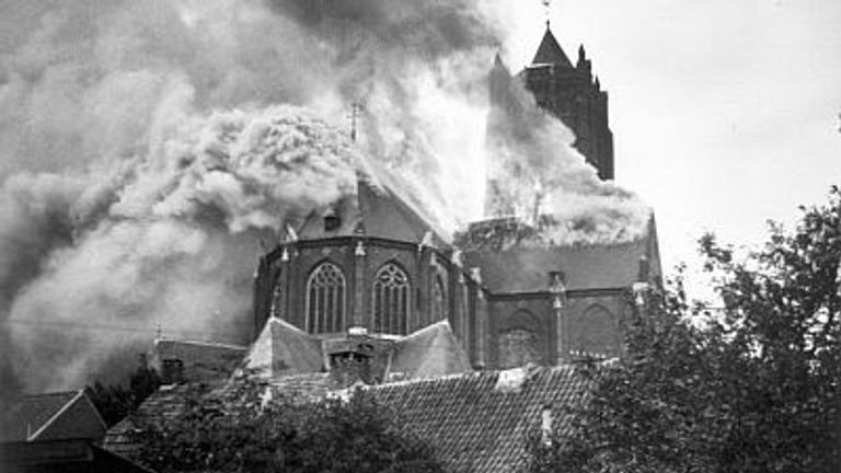 Kerk Oirschot in brand geschoten, oktober 1944 (foto: archief).