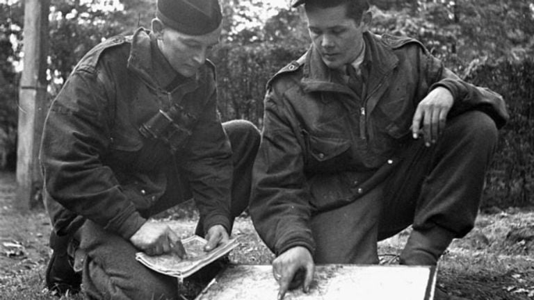 Sergeant Rylaasden en luitenant Pearson van Queens Own Cameron Highlanders bekijken kaart in Brasschaat 9 oktober 1944(foto : archief LAC) 