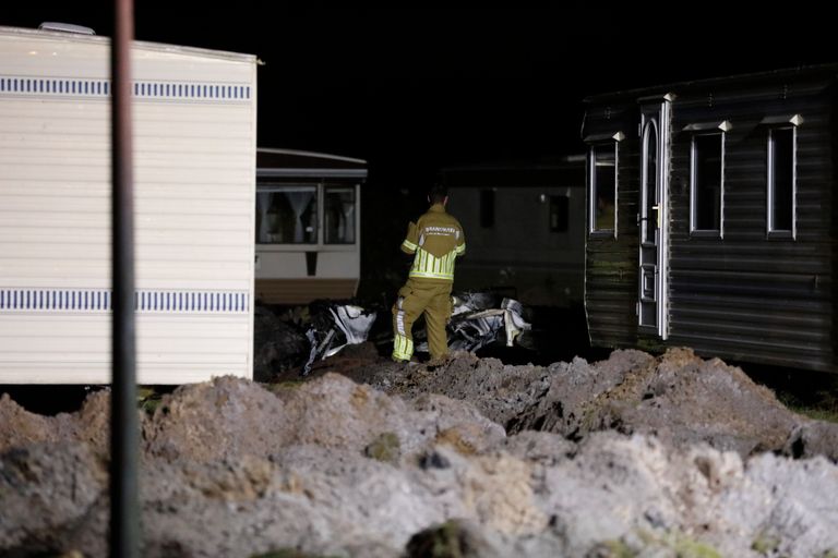 Splinternieuwe caravan is uitgebrand bij camping De Witte Plas (foto: Christian Traets/SQ Vision).