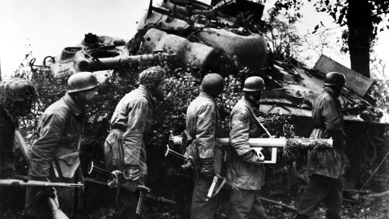 Duitse soldaten naast een kapotte Sherman op Mariabaan Wouwse Plantage 23 of 24 oktober 1944 (foto: archief)