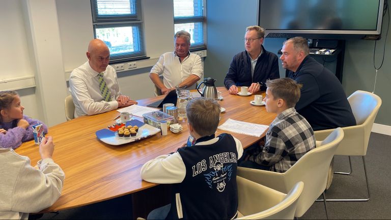 Aan een volle tafel mochten de broers hun plan pitchen (foto: Omroep Brabant).