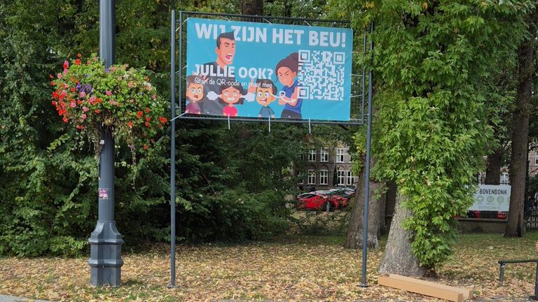 Dit spandoek hing in het dorp (foto: actiegroep Wij zijn het beu)