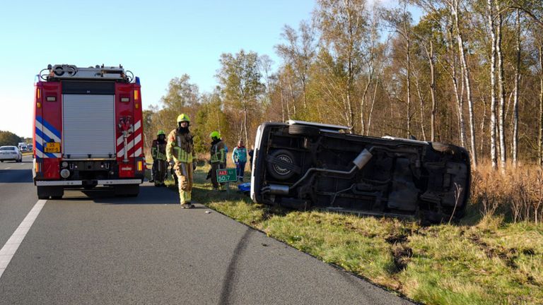 Het busje belandde in de berm van de A67 (foto: Harrie Grijseels/SQ Vision).