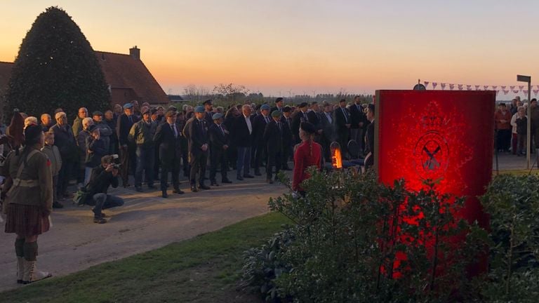 Embleem van de Black Watch naast de Carrier (foto: Willem-Jan Joachems)