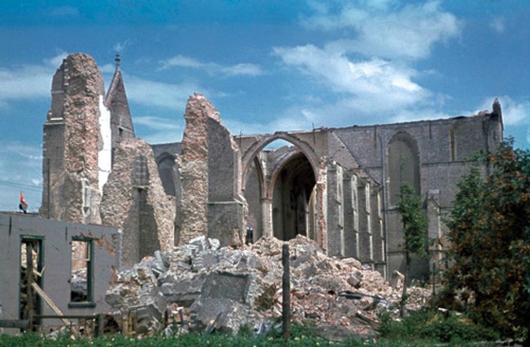 Puinhopen van de verwoeste Lambertuskerk van Wouw (foto: archief)