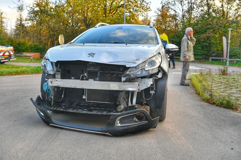 De schade aan de auto die de motorrijder schepte (Foto: Rico Vogels / SQ Vision).