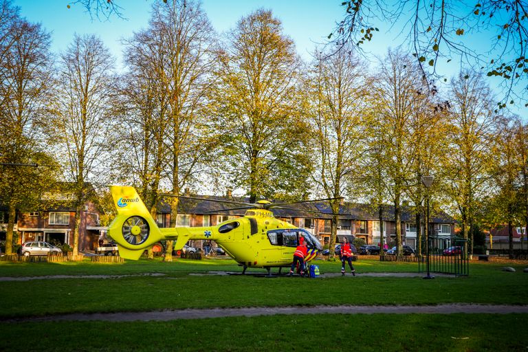 De traumahelikopter landde midden op het voetbalveldje (Foto: SQ Vision)