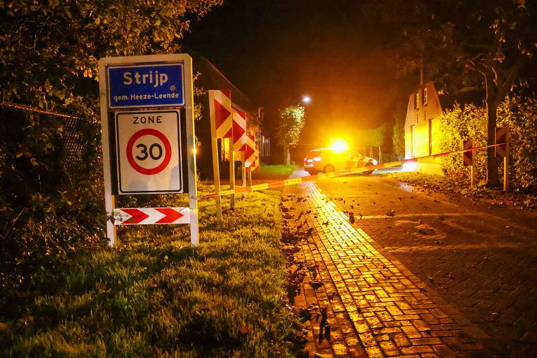 De Strijperstraat in Leende werd afgezet na de explosie (foto: SQ Vision).