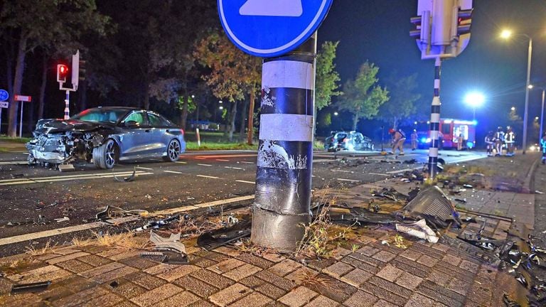 Overal op de weg lagen brokstukken (Foto: Rico Vogels/SQ Vision). 