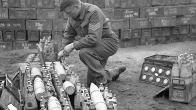 Artilleriegranaten klaargemaakt voor afvuren, Ossendrecht oktober 1944 (foto: archief) 