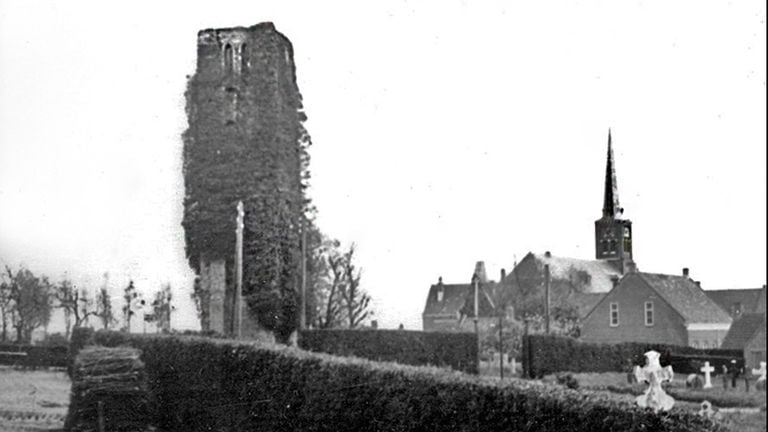 'Skyline' van Woensdrecht, kort voor de slag en daarna was de toren verwoest  (foto: archief)