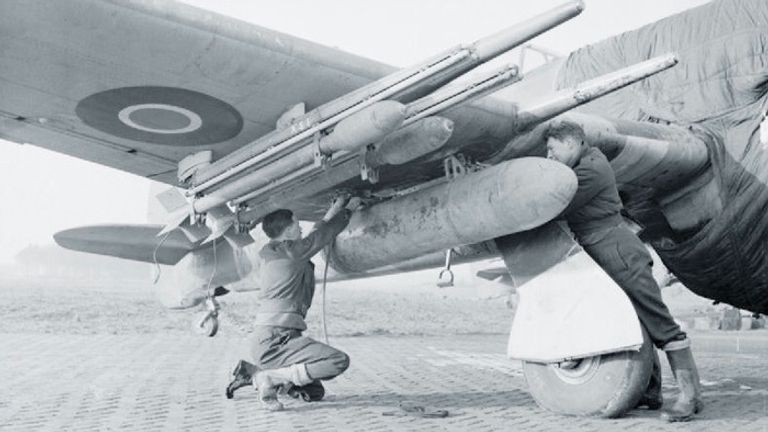 Geallieerd jachtvliegtuig behangen met bommen en raketten (foto: archief)