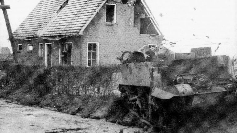 Wrak van een Canadese brencarrier in de Bossestraat na de strijd van 16 oktober 1944 (foto: archief) 