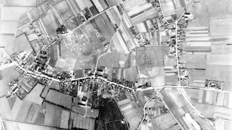 Geallieerde luchtfoto van Woensdrecht oktober 1944 met Duitse stellingen ten noorden van de dorpskom(foto: archief) 