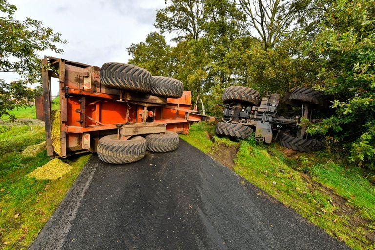 Tractor met maïs botst tegen postbezorger (foto: Rico Vogels/SQ Vision).