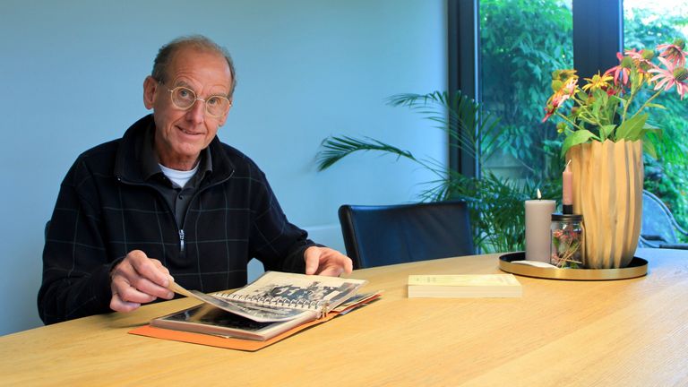 Schrijver Jan Smulders met een archief van Sjef van Dun (foto: Lobke Kapteijns).