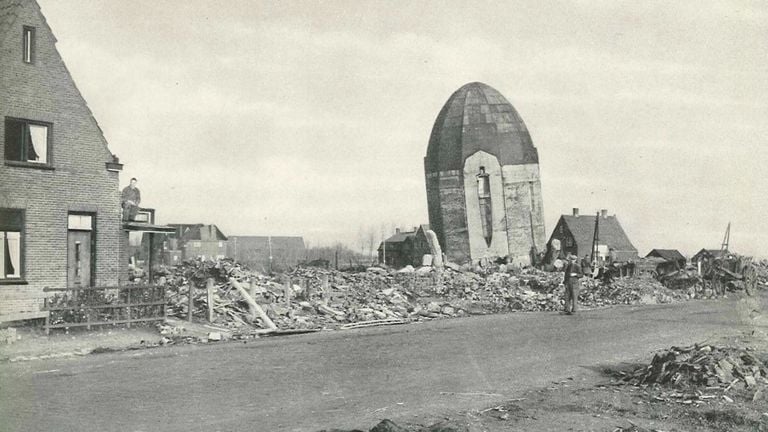 Vernietigde watertoren Steenbergen (foto: archief) 