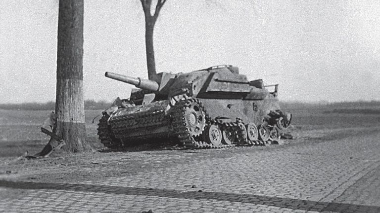 achtergelaten Sturmhaubitze bij Zevenbergen (foto: archief)