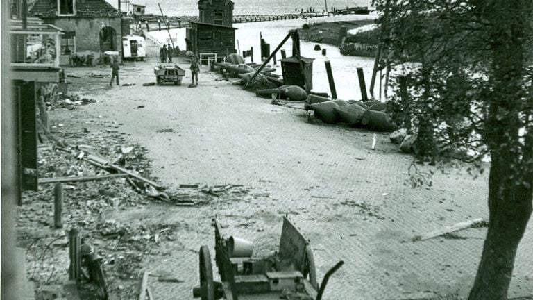 De kade in Willemstad kort na de bevrijding (foto: archief) 