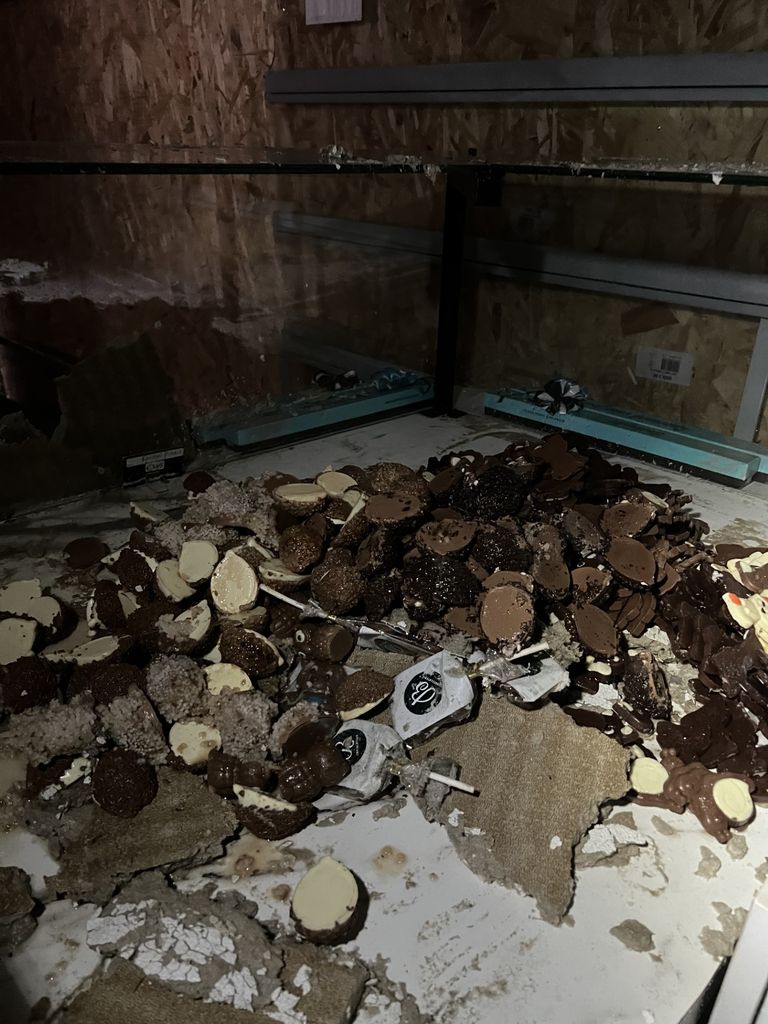 Gesmolten chocolade vol roet na de brand (foto: Nathalie Kas).