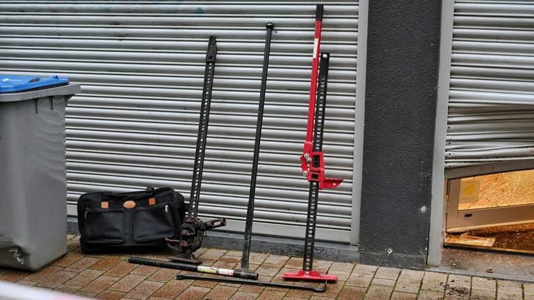 Op straat werd gereedschap gevonden (foto: Toby de Kort/SQ Vision).