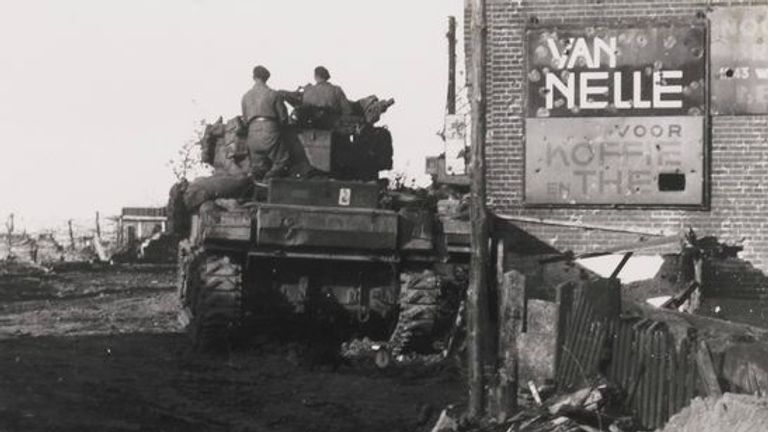 Poolse tank rijdt Moerdijk binnen (foto: Generaal Maczek Museum/Maczek Memorial)