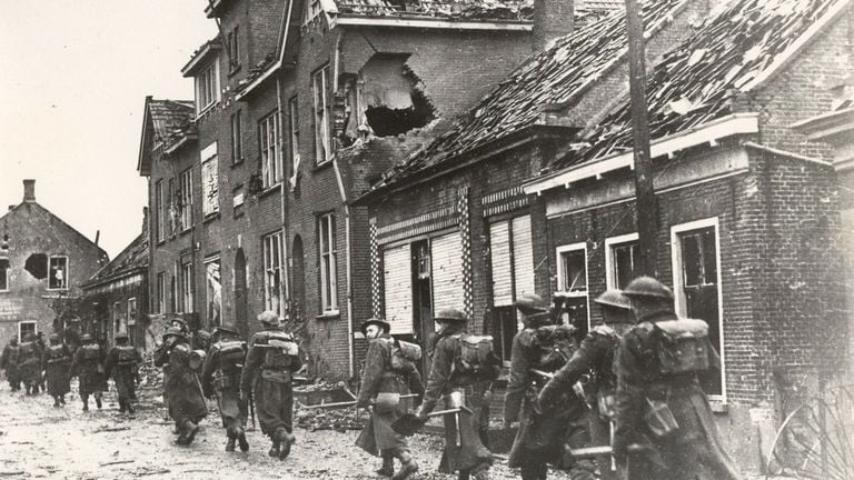 Poolse troepen trekken Moerdijk binnen (foto: archief)