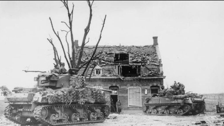 Poolse Sherman Firefly voor postkantoor Moerdijk november 1944 (foto: archief)