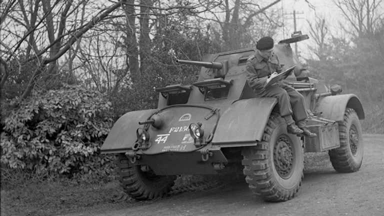 Soldaat hangt op Staghound-voertuig (foto: archief)