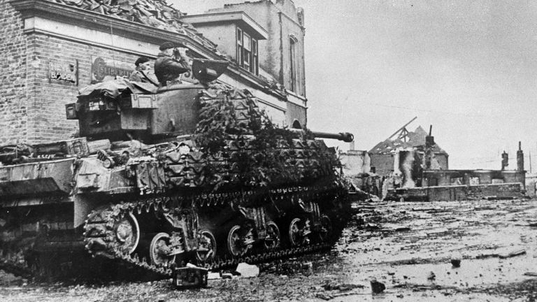 Poolse tank tussen huizen in Moerdijk, november 1944 (foto: archief) 